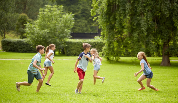 Kids playing 3000x1750